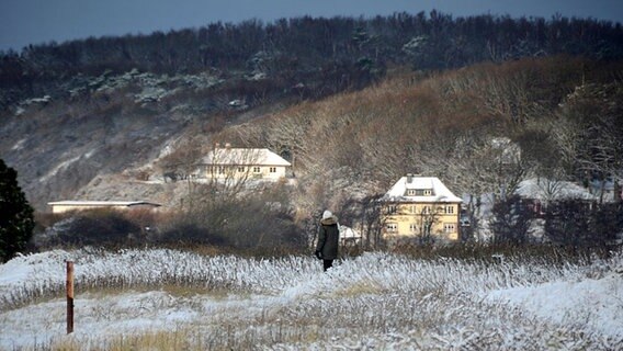 Eine Person steht auf einem verschneiten Feld. © NDR Foto: Robert Ott aus Hiddensee