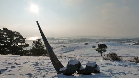 Eine Skulptur zeigt auf die Sonne. © NDR Foto: Gerald Schneider aus Kloster/Hiddensee