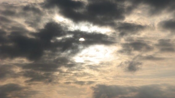 Die Sonne guckt hinter Wolken hervor. © NDR Foto: Christine Arendt aus Kloster/Hiddensee
