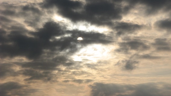 Die Sonne guckt hinter Wolken hervor. © NDR Foto: Christine Arendt aus Kloster/Hiddensee