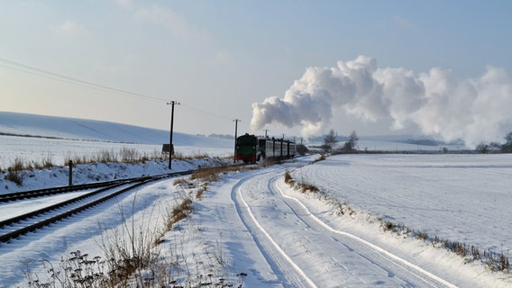 Der Rasende Roland fährt durch die verschneite Landschaft. © NDR Foto: Christian Dippe aus Bergen