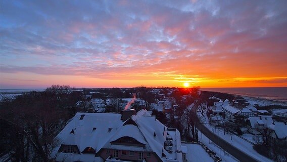 Sonnenuntergang über Ahrenshoop mit Blick auf Bodden und Ostsee © NDR Foto: Peter Gliem aus Rostock