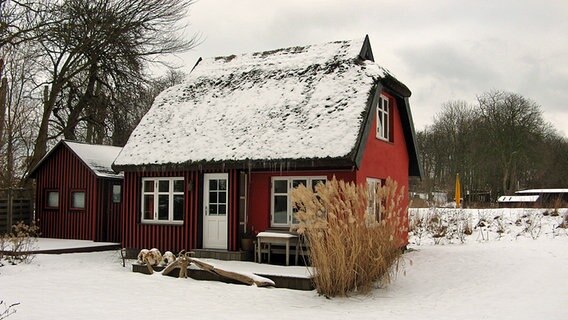 Ein rotes Häuschen im Schnee © NDR Foto: Christine Arendt aus Kloster auf Hiddensee