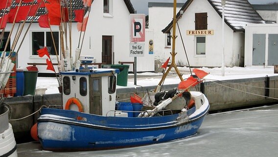Ein Fischerboot ist im Vitter Hafen von Eis umgeben © NDR Foto: Christine Arendt aus Kloster auf Hiddensee