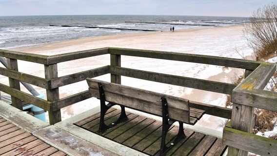 Eine Sitzbank auf der Seebrücke in Koserow © NDR Foto: Günter Kamp aus Greifswald