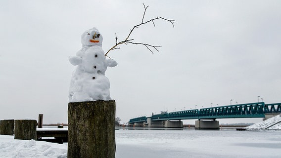 Ein Schneemann auf einem Holzsockel © NDR Foto: Cornelia Wermke aus Demmin