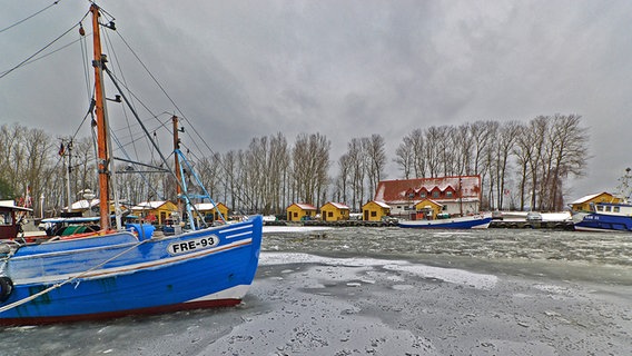Der vereiste Freester Hafen mit Fischerbooten und Bootshäuschen © NDR Foto: Werner Bayer aus Neubrandenburg