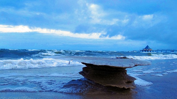 Eine natürliche Skulptur aus Sand und Eis am Strand von Heringsdorf © NDR Foto: Peter heydemann aus Sassnitz