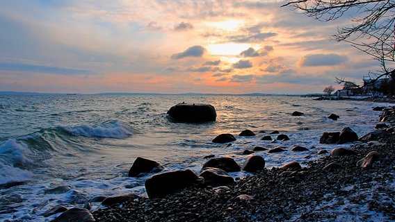 Abendröte über dem Steinstrand von Sassnitz © NDR Foto: Thomas Starkloff aus Sassnitz