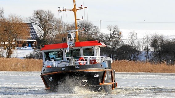 Der Eisbrecher "OIE" im Einsatz auf der Peene © NDR Foto: Tilo Wallrodt aus Wolgast