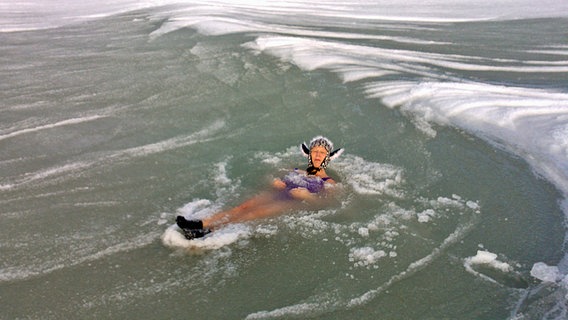 Eine Frau badet in der halb vereisten Ostsee © NDR Foto: Manuela Baude aus Zingst