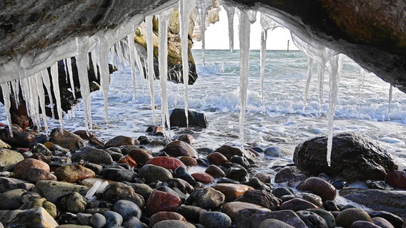 Eiszapfen hängen von der Decke einer kleinen Steinhöhle herab © NDR Foto: Klaus Ender aus Bergen