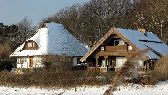 Verschneite Häuser auf Hiddensee © NDR Foto: Christine Arendt aus Kloster