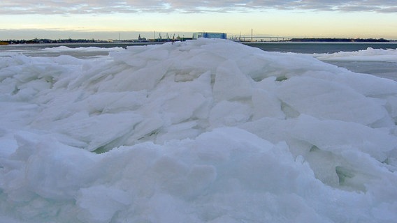 Eisschollen schieben sich übereinander © NDR Foto: Gabriele Schultz aus Stralsund