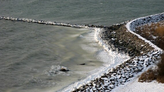 Blick von oben auf die Uferbefestigungen an der Ostsee © NDR Foto: Christine Arendt aus Kloster