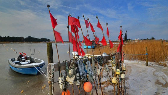 Ein Fischerboot liegt im vereisten Darßer Nothafen. © NDR Foto: Werner Bayer aus Neubrandenburg