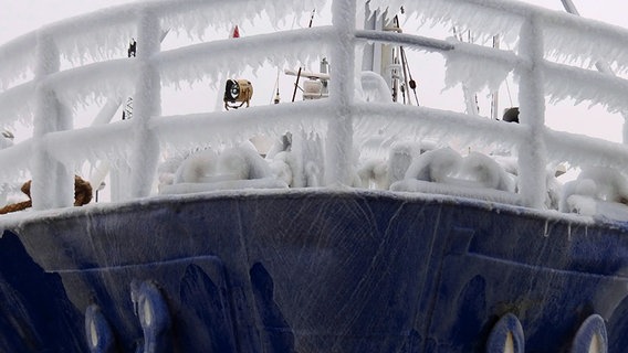 An der Reling eines Schiffes hängen Eiszapfen. © NDR Foto: Peter Heydemann aus Sassnitz