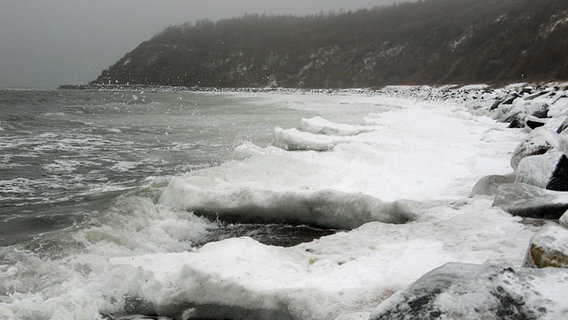 Eis und Schnee an der Küste von Kloster. © NDR Foto: Christine Arendt aus Kloster