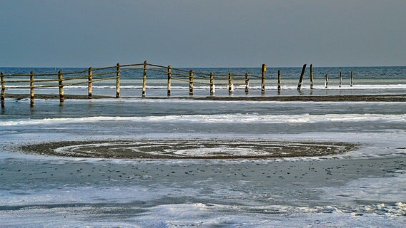 An der Nothafeneinfahrt am Vorpommerschen Bodden hat sich Eis gebildet. © NDR Foto: Werner Bayer aus Neubrandenburg