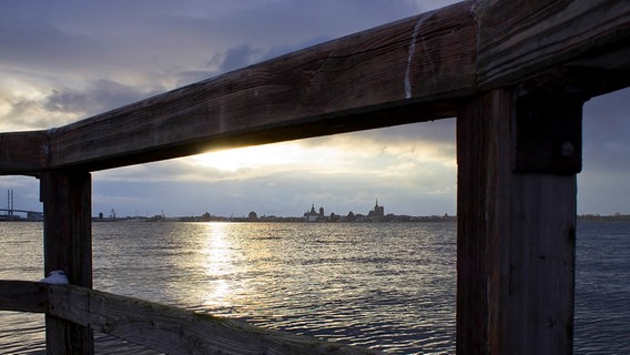 Die Skyline von Stralsund an einem sonnigen Wintertag © NDR Foto: Dirk Auerbach aus Stralsund