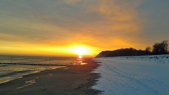 Sonnenaufgang über dem schneebedeckten Strand von Ückeritz © NDR Foto: Hans-Gerd Kießling aus Ückeritz