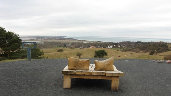 Eine Holzbank am Inselblick auf Hiddensee © NDR Foto: Christine Arendt aus Kloster