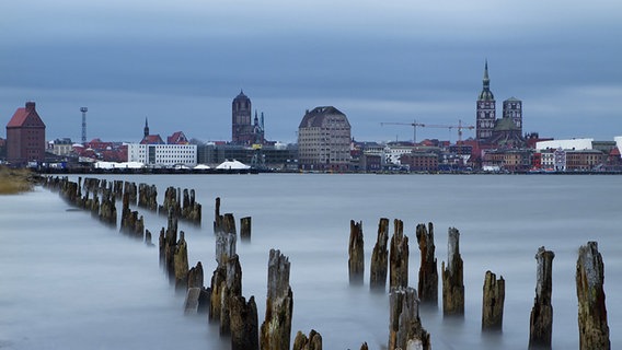 Blick auf Stralsund mit Buhnen im Nebel im Vordergrund © NDR Foto:  Uwe Mahler aus Lubmin