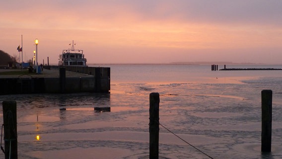 Morgenrot im Hafen von Kloster © NDR Foto:  Gerald Schneider aus Kloster
