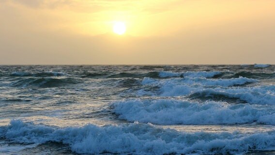 Ein schöner Sonnenuntergang über dem wilden Meer © NDR Foto: Gerald Schneider aus Kloster