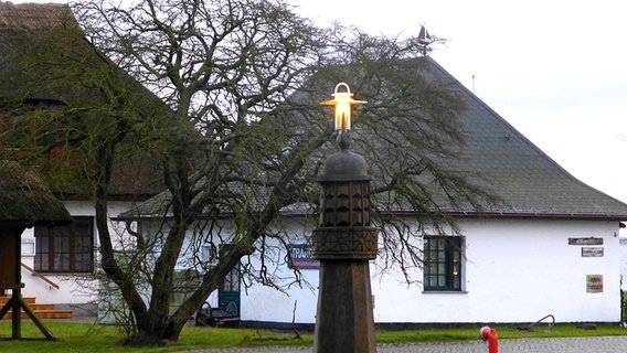 Ein Miniatur-Leuchtturm am Hafen von Kloster © NDR Foto: Gerald Schneider aus Kloster
