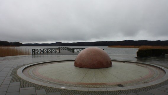 Blick auf einen See bei tristem Wetter. © NDR Foto: Hartmut Heidrich aus Stralsund