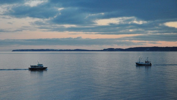 Zwei Schiffe begegnen sich auf der Ostsee. © NDR Foto: Max Bachmann aus Sassnitz