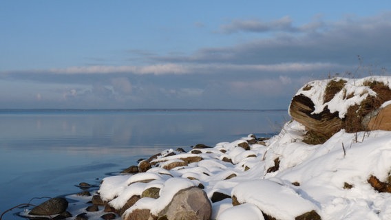 stille See hinter schneebedeckten Steinen © NDR Foto: Marianne Schulz aus Stralsund
