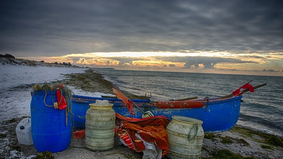 Boot und Fässer am Strand © NDR Foto: Robert Ott von der Insel Hiddensee