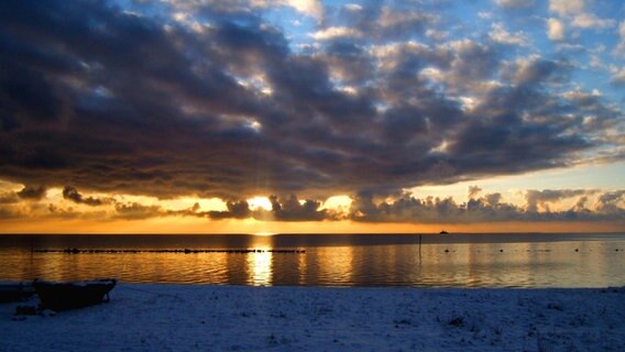 sonnenerleuchteter bewölkter Himmel über Gewässer © NDR Foto: Ilona Rosenkranz aus Thiessow