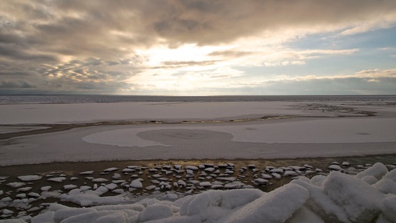 Die Sonne und dunkle Wolken wechseln sich ab. © NDR Foto: Martin Kaßner aus Altentreptow