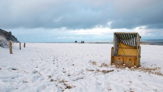 Ein einsamer Strandkorb steht an einem verschneiten Strand. © NDR Foto: Martin Kaßner aus Altentreptow