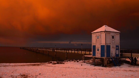 Die Seebrücke in Lubmin und die Wolken sind von der Sonne rot angeleuchtet. © NDR Foto: Hans-Peter Apler aus Lubmin