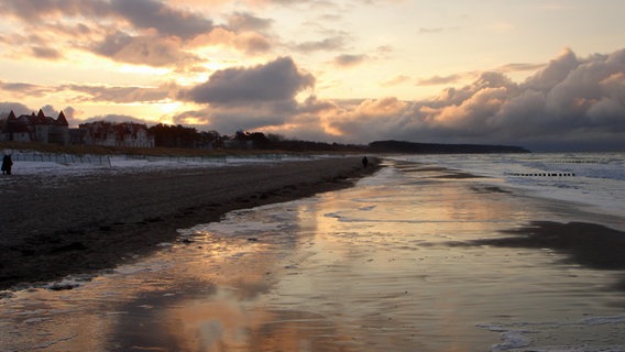 Dicke Wolken türmen sich über dem Strand von Warnemünde. © NDR Foto: Mario Sunmir aus Warnemünde