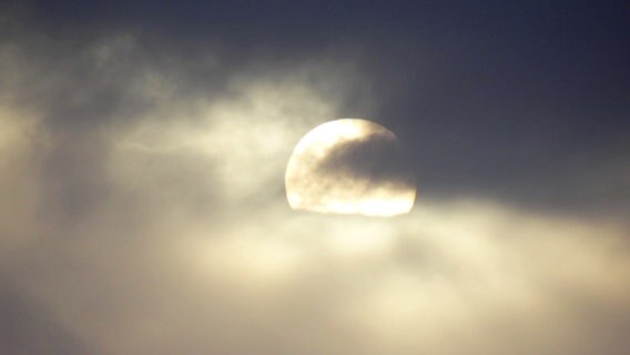 Sonne scheint hinter Wolken hervor. © NDR Foto: Peter Heydemann aus Sassnitz