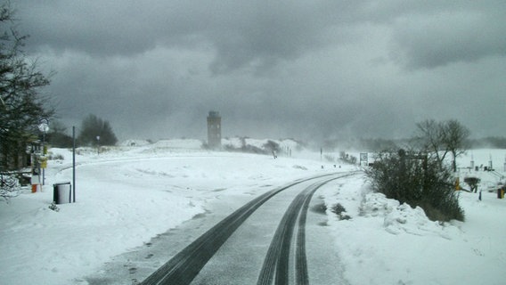 Straße mit Schneeverwehungen in Richtung Rügen-Wittow-Peilturm am nördlichsten Punkt. © NDR Foto: Anke Schwuchow aus Wiek