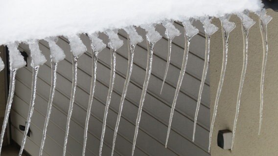 Eiszapfen hängen wie ein Kamm von einem Dach. © NDR Foto: Manfred Richert aus Lühmannsdorf