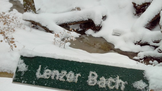 Der Lenzer Bach ist unter dem Schnee kaum zu entdecken. © NDR Foto: Peter Freitag aus Sassnitz