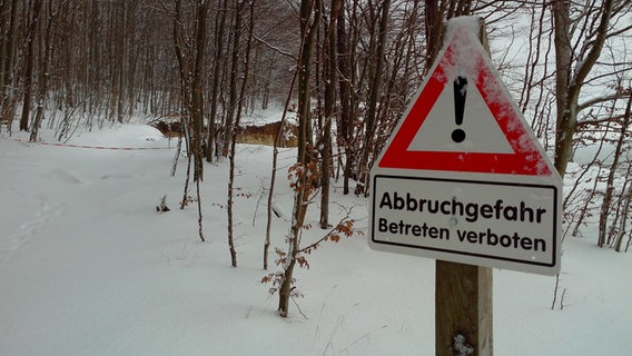 Ein Hinweisschild warnt vor Steilküstenabbrüchen. © NDR Foto: Peter Freitag aus Sassnitz