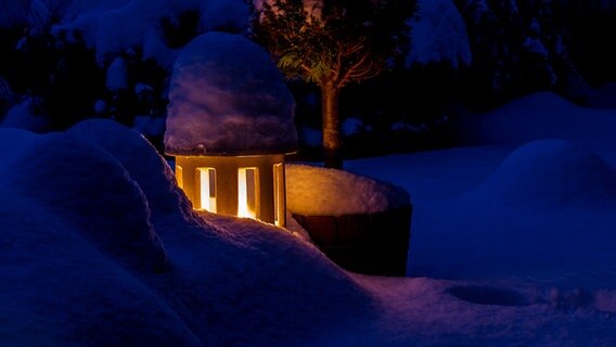 Ein Licht in einem Pavillon erhellt die Winterlandschaft. © NDR Foto: Berndt Reichel aus Sassnitz
