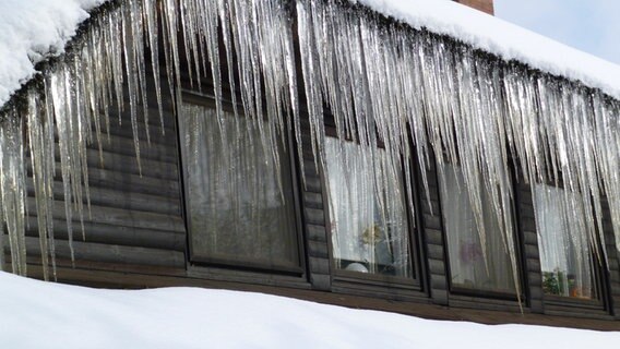 Viele Eiszapfen hängen an einen Dachüberstand. © NDR Foto: Matthias Preußaus aus Buschvitz