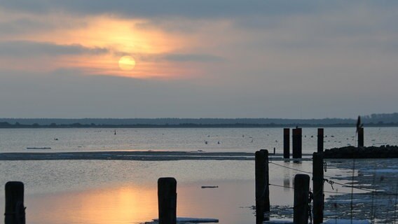 Die Morgensonne kämpft sich über Hiddensee durch die Wolken © NDR Foto: Gerald Schneider aus Kloster