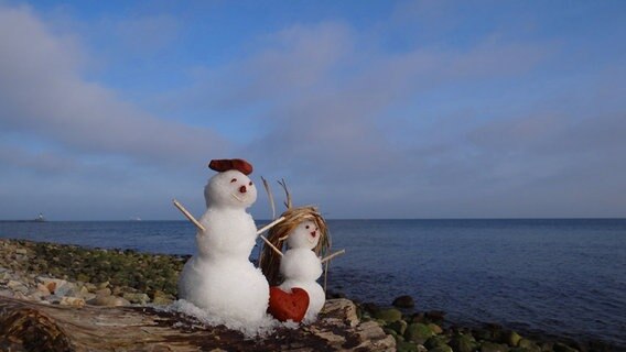 Zwei Schneemänner stehen an der Ostsee. © NDR Foto: Peter Heydemann aus Sassnitz