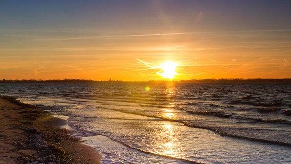 Sonnenuntergang am Strand von Ludwigsburg bei Greifswald © NDR Foto: Uwe Kantz aus Hinrichshagen