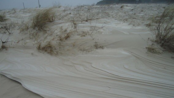 Schnee und Sand durch Wind vermischt © NDR Foto: Julia Frenz aus Karlshagen